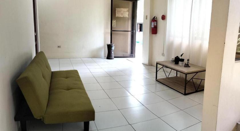 Oyo 800 Ddd Habitat Dormtel Bacolod Hotel ภายนอก รูปภาพ